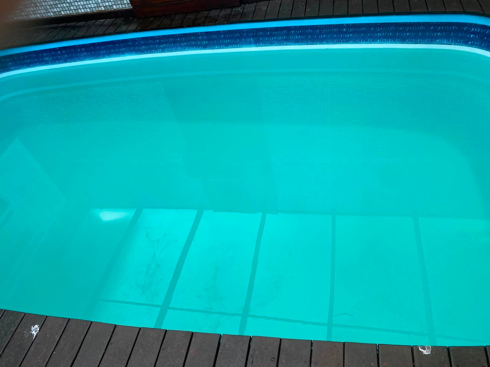 Piscina com água limpa e cristalina depois da limpeza da Piscinas Ribeiro